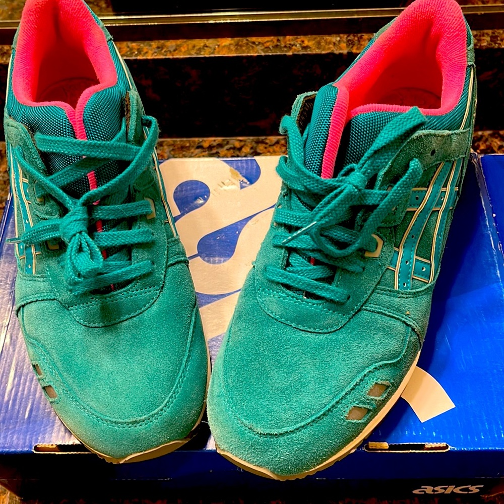 Used ASICS